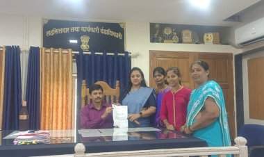 महसूल विभागाने उत्पन्नाचे दाखले लवकरात लवकर वितरीत करा.  भाजपा महिला मोर्चाच्या वतीने तहसीलदारांना निवेदन.