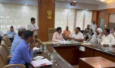 सिंधुदुर्ग जिल्ह्यातील शेतकऱ्यांचे माकडांपासून होणाऱ्या नुकसानीबाबत आमदार वैभव नाईक यांनी वेधले वनमंत्र्यांचे लक्ष.  विधानभवन, मुंबई येथे हिवाळी अधिवेशना दरम्यान वन्यजीवांपासून होणाऱ्या नुकसानीच्या आढावाबाबत वनमंत्र्यांसोबत बैठक संपन्न.