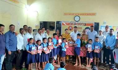 समाजातील प्रत्येक घटकाला मदतकार्य करण्याचा प्रयत्न : आ.वैभव नाईक.  आ.वैभव नाईक यांच्या वतीने कुडाळ तालुक्यातील विद्यार्थ्यांना वह्या वाटपाचा स्नेहा नाईक व आंब्रड सरपंच मानसी कदम यांच्या हस्ते आंब्रड येथे शुभारंभ.