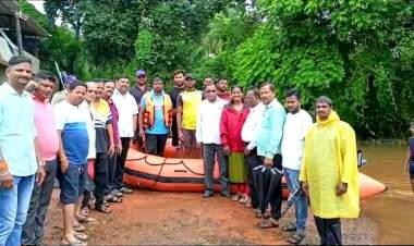 पूरस्थितीमुळे कुडाळ तालुक्यात झालेल्या नुकसानीची आ. वैभव नाईक यांनी केली पाहणी.  एन.डी.आर.एफ.च्या टीम समवेत पूरग्रस्त भागात दिली भेट.