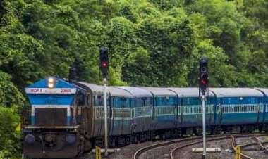 मुसळधार पावसामुळे कोकण रेल्वेचे वेळापत्रक कोलमडले; कोकणकन्या एक्स्प्रेस, तुतारी एक्स्प्रेस दोन ते चार तास उशिराने.