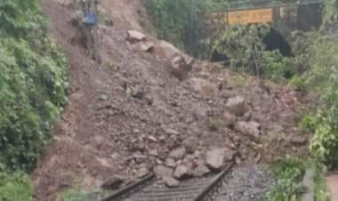 दिवाणखवटी बोगद्यानजीक रेल्वे रूळावर माती; कोकण रेल्वेची वाहतुक विस्कळीत.