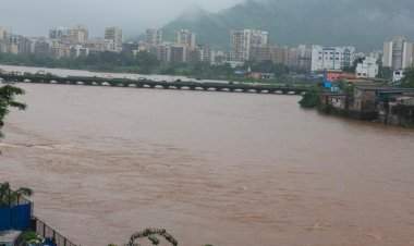 रत्नागिरी जिल्ह्यात पावसाचे थैमान; खेडमधील जगबुडी नदीला पूर.  चिपळूणमधील वाशिष्ठी नदीने इशारा पातळी गाठली; प्रशासन अलर्ट मोडवर.