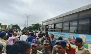 रत्नागिरी जिल्ह्यातील स्थानकांवर अडकून पडलेले रेल्वे प्रवासी २५ बसेसद्वारे मुंबईकडे रवाना.