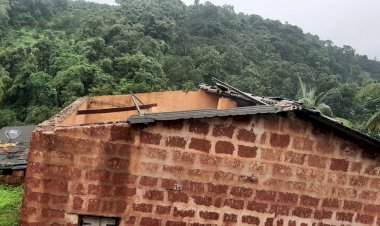 महाळुंगे येथे चक्रीवादळामुळे घराचे छप्पर उडून गेल्याने मोठे नुकसान.