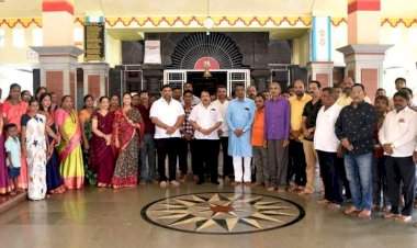 कणकवलीत शिवसेना पक्षप्रमुख उद्धव ठाकरे यांचा वाढदिवस समाजपयोगी उपक्रमांनी साजरा.  कणकवली तालुका शिवसेनेच्या वतीने ग्रामदैवत श्री स्वयंभू मंदिरात अभिषेक तसेच शेतकरी बांधवांना नारळाच्या रोपांचे वाटप.