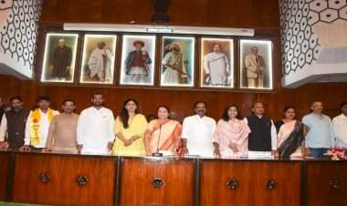 पंकजा मुंडे, भावना गवळी, सदाभाऊ खोत, मिलींद नार्वेकर ते प्रज्ञा सातव, विधानपरिषदेच्या नवनिर्वाचीत ११ आमदारांचा शपथविधी सोहळा संपन्न.