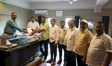 बांधकाम कामगार नोंदणीचा प्रश्न सोडविण्याबाबत शिवसेना शिष्टमंडळाचे जि.प.सी.ई.ओ. यांना निवेदन.