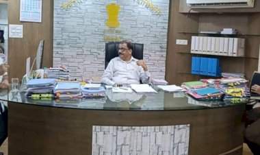 भेडले माडाच्या पानांचा व्यवसाय करणाऱ्यांवर होणारी कारवाई आमदार वैभव नाईक यांनी रोखली.  जिल्हाधिकारी व  सावंतवाडीचे उपवनरक्षक यांच्यासमवेत बैठक घेऊन केल्या सूचना.