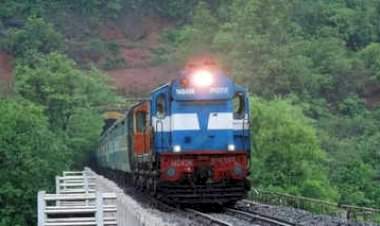 कोकण रेल्वे मार्गावर आणखी २० गणपती स्पेशल सोडण्याचा मध्य रेल्वेचा निर्णय; उद्यापासून आरक्षण सुरू.