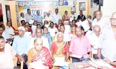 जेष्ठ नागरिकांनी ‘मुख्यमंत्री वयोश्री योजनेचा’ लाभ घ्यावा : प्रसंन्ना उर्फ बाळु देसाई.  भाजपाच्या वतीने वेंगुर्ला तालुका कार्यालयात ‘मुख्यमंत्री वयोश्री योजनेचे’ मोफत फाॅर्म वाटप व मार्गदर्शन.