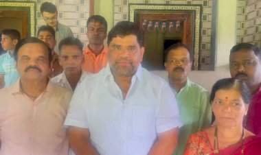 पालकमंत्र्यांचा जनता दरबार म्हणजे निवडणुकीचा फार्स : आमदार वैभव नाईक.  आमदार वैभव नाईक यांनी जिल्ह्यातील प्रश्नांचाच मांडला पाढा.