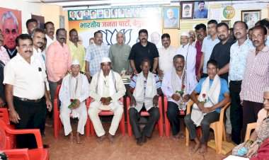 कलाकार मानधन मंजूर झालेल्या जेष्ठ कलाकारांचा भाजपच्या वतीने सत्कार.     कलाकारांच्या खात्यात एकदम तीन महिन्यांचे १५,००० जमा; कलाकारांनी मानले राज्यशासनाचे आभार.