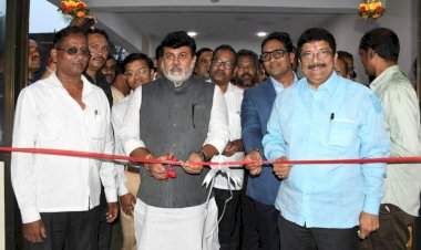 डॉक्टरांनी जनसेवक म्हणून काम केले पाहिजे : पालकमंत्री उदय सामंत.  देवरूख ग्रामीण रूग्णालयाच्या नूतन इमारतीचा लोकार्पण सोहळा पालकमंत्री उदय सामंत यांच्याहस्ते संपन्न.