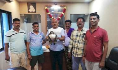 देवगड मिठबांव येथे आढळला एक आगळा वेगळा पक्षी.   मिठबांव सरपंच भाई नरे यांनी त्या पक्षाला केले वनविभागाच्या स्वाधीन.