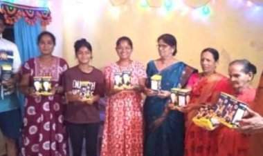 माजी खासदार निलेश राणे यांच्या माध्यमातून मसुरे येथील सर्व ग्रामस्थांना चार्जिंग बल्बचे वितरण.