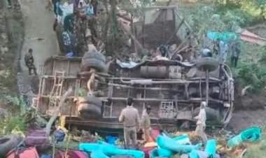 जम्मू-काश्मीरमध्ये बीएसएफ जवानांच्या बसला भीषण अपघात.  ३ जवान शहीद; अनेकांची प्रकृती चिंताजनक.