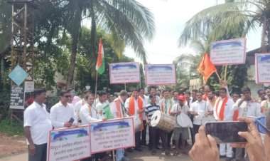 वैद्यकीय महाविद्यालयाबाबद शिंदे-फडणवीस सरकारचा भोंगळ कारभार   रुग्णालयाच्या प्रवेशद्वारा समोर ढोल वाजवून महविकास आघाडीकडून निषेध