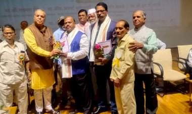 सीताराम उर्फ दादा कुडतरकर यांना निवृत्ती सेवा पुरस्कार प्रदान