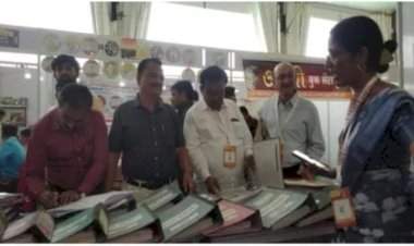 पुणे येथील मराठी विश्व संमेलनात मालवणी बोली भाषेतील लेखांचे प्रदर्शन