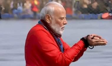 पंतप्रधान नरेंद्र मोदींचे त्रिवेणी संगमात अमृतस्नान