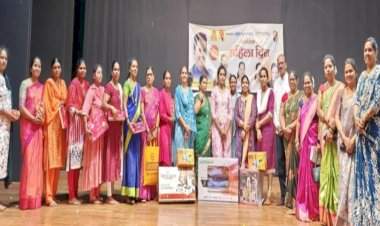 वेंगुर्ला शिवसेनेकडून महिलांचा सन्मान