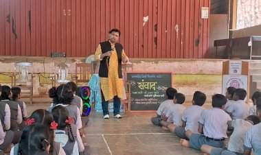 परुळे विद्यामंदिरमध्ये कवी अरुण म्हात्रे यांनी साधला विद्यार्थ्यांशी संवाद