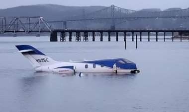 अमेरिकेमध्ये विमान धावपट्टीवरून घसरले अन् थेट पाण्यात कोसळले