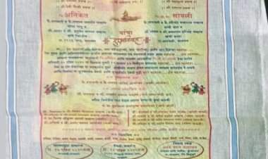 सुती हातरूमालावर छापली लग्नपत्रिका