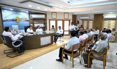 ज्येष्ठ नागरिक धोरणाची प्रभावी अंमलबजावणी करण्याचे पालकमंत्री नीतेश राणे यांचे निर्देश