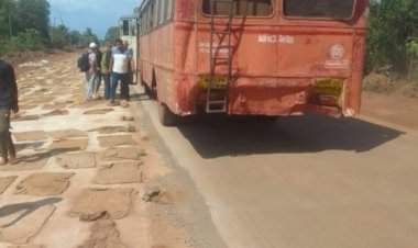 वैभववाडी येथील नाधवडेत एसटीला डंपरची धडक