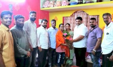 बारावी परीक्षेत सिंधुदुर्ग जिल्ह्यात प्रथम आलेल्या आयुषी भोगटे हिचा वैभव नाईक यांनी केला सत्कार