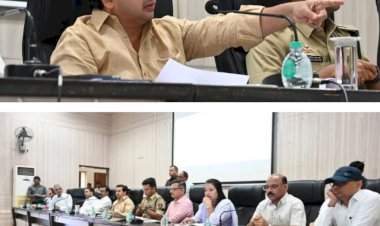 सर्व यंत्रणा आणि खाते प्रमुखांनी अलर्ट राहावे.......पालकमंत्री नितेश राणे यांचे आढावा बैठकीत आदेश