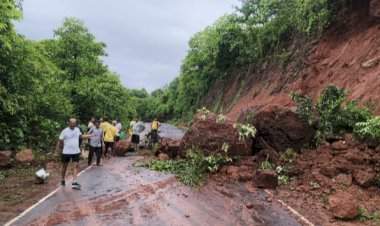 वेंगुर्ला-मालवण रस्त्यावरील दाभोली परिसरात दरड कोसळली........सुदैवाने मोठा अनर्थ टळला