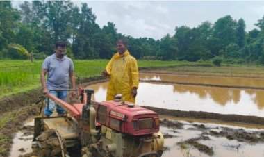 दोडामार्ग तालुक्यातील हेवाळे येथे सिंधुदुर्ग जिल्हाधिकाऱ्यांनी घेतला नांगरणीचा आनंद