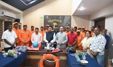 शोध व बचाव पथकांना आपत्ती व्यवस्थापन साहित्याचे वितरण