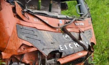 तिलारी घाटात आयशर टेम्पो दरीत कोसळला