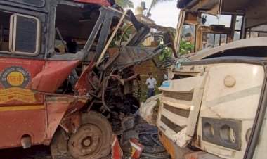 बांदा येथे दोन एसटीमध्ये समोरासमोर अपघात