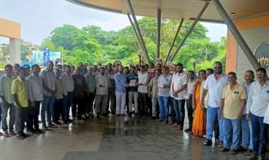 उद्धव ठाकरे यांच्या वाढदिवसाचे औचित्य साधत माळगाव रिक्षा चालकांना आरोग्य किट प्रदान