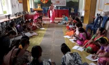 वेताळ बांबार्डे येथे नऊवारी साडी शिवण क्लास प्रशिक्षणास महिलांचा उत्स्फूर्त प्रतिसाद