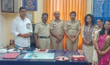 लायन्स क्लबच्या महिलांनी पोलिस कर्मचाऱ्यांना बांधल्या राख्या