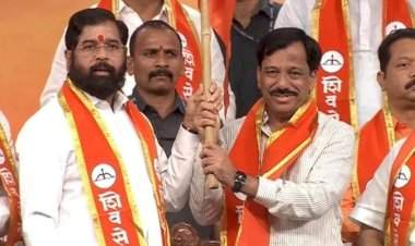 माजी आमदार राजन तेली यांनी हाती घेतल धनुष्यबाण.......उपमुख्यमंत्री एकनाथ शिंदेंच्या उपस्थितीत प्रवेश