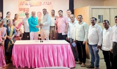 भाजपा सिंधुदुर्ग आयोजित प्रबुद्ध संमेलनात 'बोधगया: सत्य आणि विपर्यास' पुस्तकाचे प्रकाशन