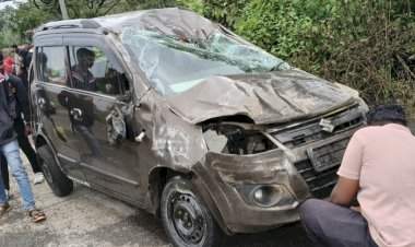 पिंगुळी येथे कारला अपघात