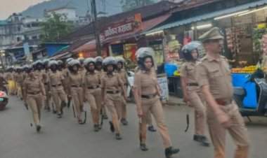 सावंतवाडी पोलीस दलातर्फे  'रूट मार्च' (संचलन)....मतदारांमध्ये निर्भय वातावरणाची खात्री देण्यासाठी आयोजन