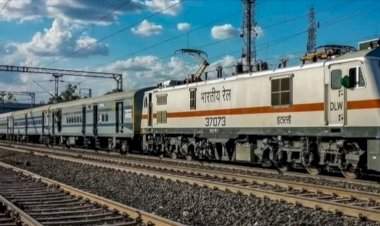 महागाईच्या आगीत भर!.....२६ डिसेंबरपासून रेल्वे प्रवासही महागणार....लांब पल्ल्याच्या तिकिटात १० ते ५० रुपयांची वाढ