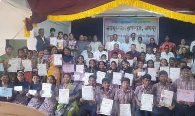 मातृभाषाच विद्यार्थ्यांच्या सर्वांगीण प्रगतीचा मुलाधार - प्रा. डॉ.गोविंद काजरेकर......अणसूर-पाल हायस्कूल अणसूर येथे वार्षिक स्नेहसंमेलन उत्साहात संपन्न