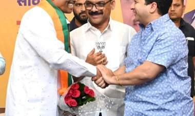 सतीश सावंत यांनी कमळ घेतले हाती...