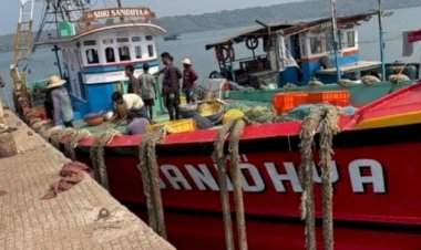 देवगड समुद्रात घुसखोरी करणाऱ्या कर्नाटकच्या नौका जप्त...८ खलाशांना घेतले ताब्यात