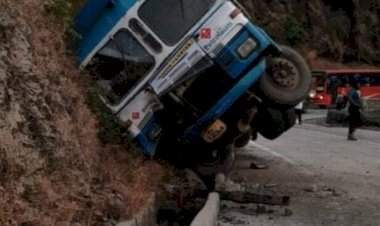 करूळ घाटात डिझेल व पेट्रोलची वाहतूक करणारा टँकर पलटी